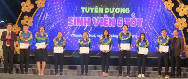 16 sinh viên được tuyên dương “Sinh viên 5 tốt”