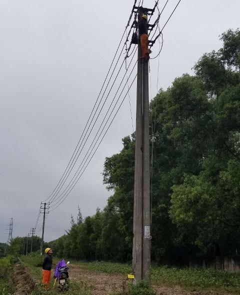 Xử lý tiếp xúc và vệ sinh các đường dây, hệ thống đo đếm tại KCN Phú Bài