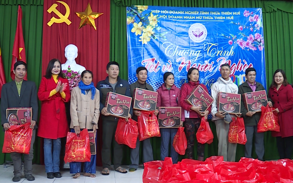 Trao 50 suất quà cho người nghèo thị xã Hương Trà