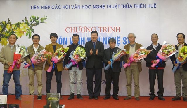 Tôn vinh văn nghệ sĩ và tặng thưởng tác phẩm văn học nghệ thuật xuất sắc
