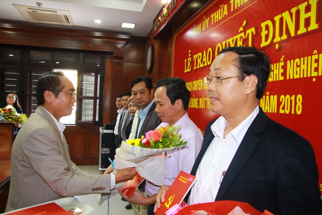 34 công chức, viên chức nhận quyết định bổ nhiệm ngạch chuyên viên chính và chức danh nghề nghiệp
