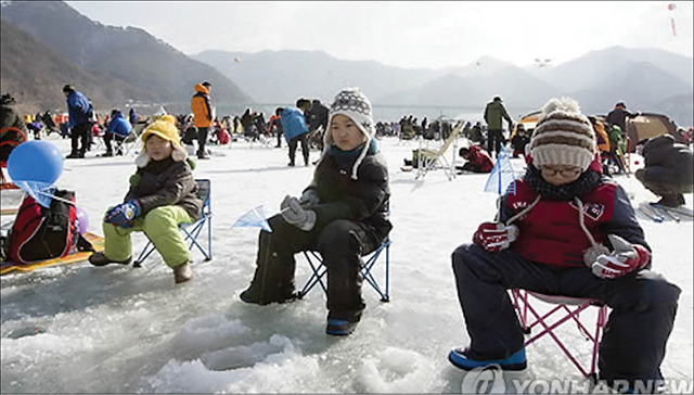 Hàn Quốc Lễ hội băng Hwacheon Sancheoneo thu hút nhiều người tham gia