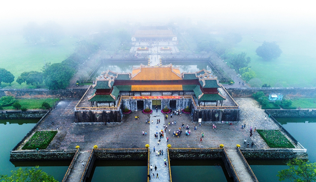 Huế lung linh, huyền ảo trong sương