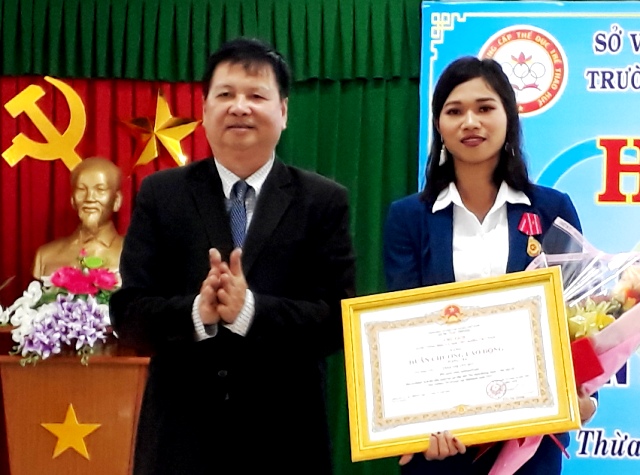 VĐV Huế nhận Huân chương Lao động  Bằng khen của Đảng và Nhà nước