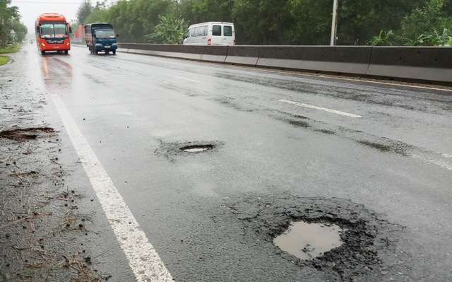 Khắc phục ổ gà trên Quốc lộ 1A