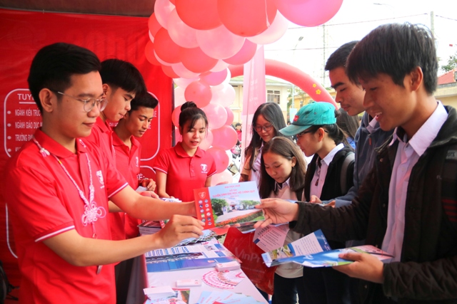 Hơn 4 000 học sinh tham gia Tư vấn tuyển sinh - hướng nghiệp