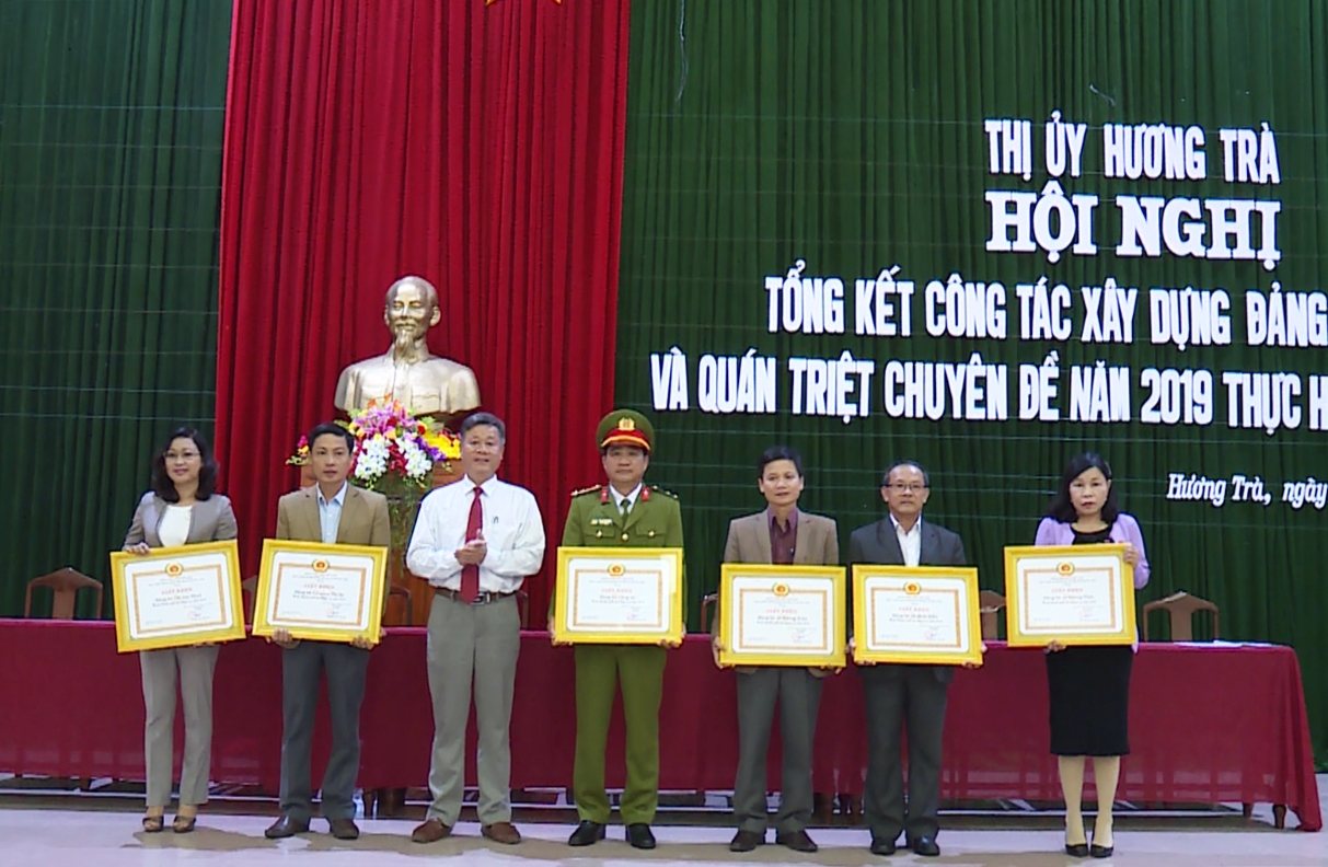 Hương Trà 14 cá nhân hoàn thành xuất sắc nhiệm vụ 5 năm liền