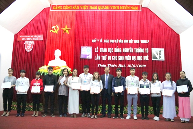 150 students of Hue University receive Nguyen Truong To scholarship
