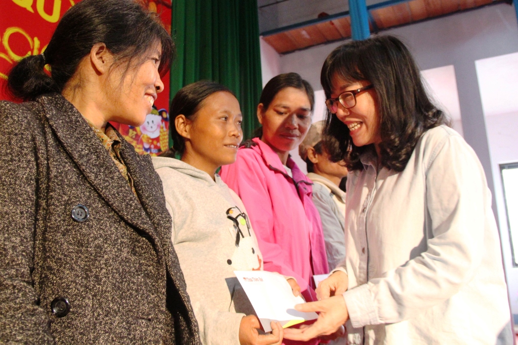 Hành trình quà Tết tiếp tục đến với người nghèo