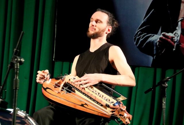 Độc tấu đàn quay “mê hoặc” khán giả Huế