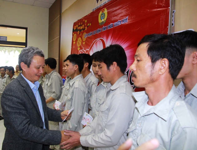 Secretary of the Provincial Party Committee visits and presents gifts to employees and workers
