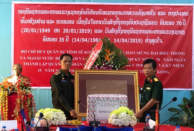 Bộ CHQS tỉnh chúc mừng kỷ niệm 70 năm ngày thành lập Quân đội nhân dân Lào