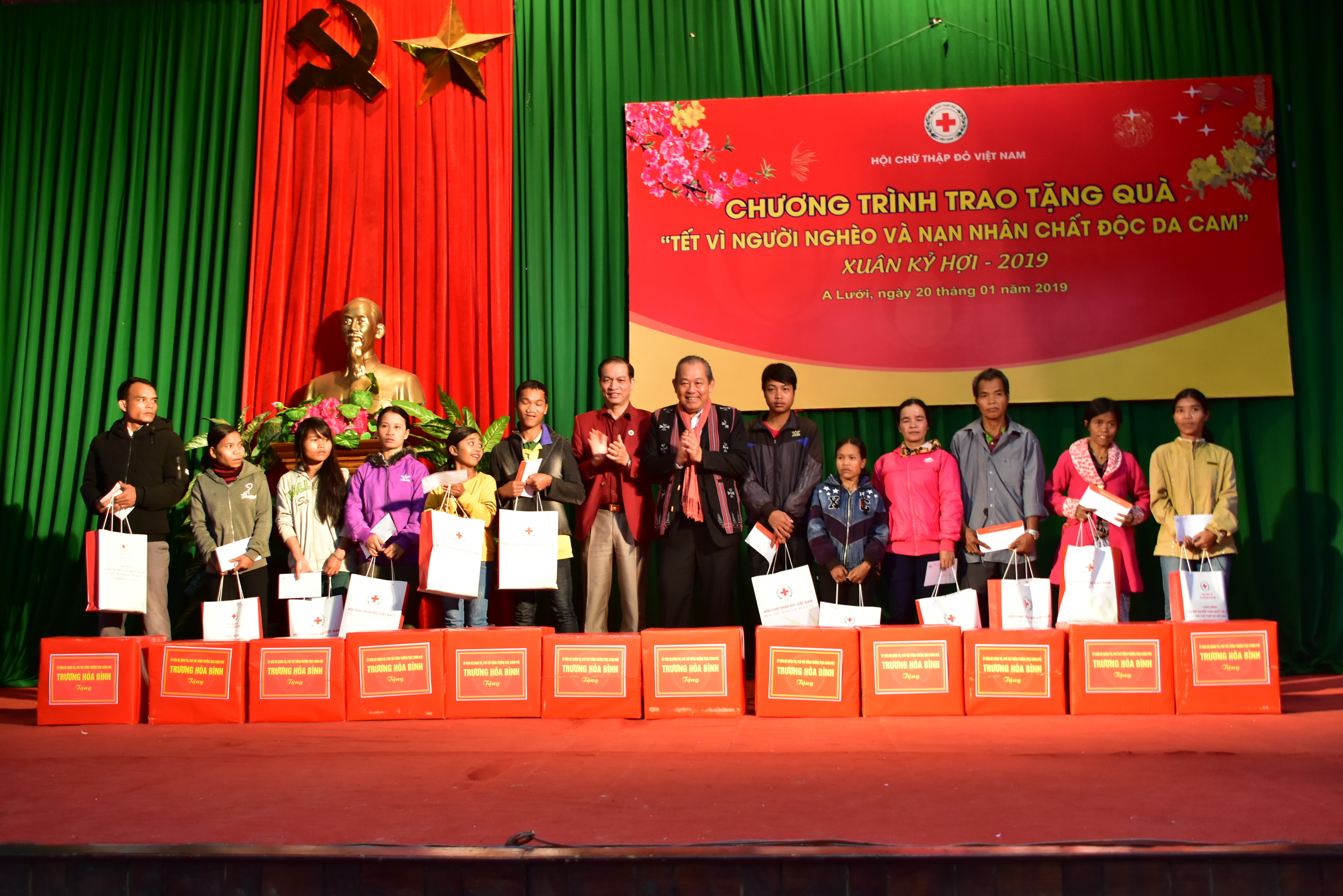 Phó Thủ tướng Thường trực Chính phủ Trương Hòa Bình thăm, tặng quà Tết cho đồng bào A Lưới