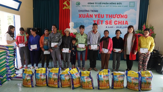 Trao quà tết cho người nghèo