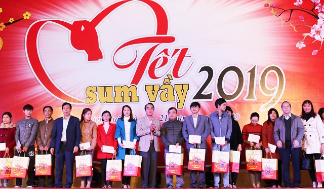 Bộ trưởng Nguyễn Ngọc Thiện thăm và tặng quà người lao động