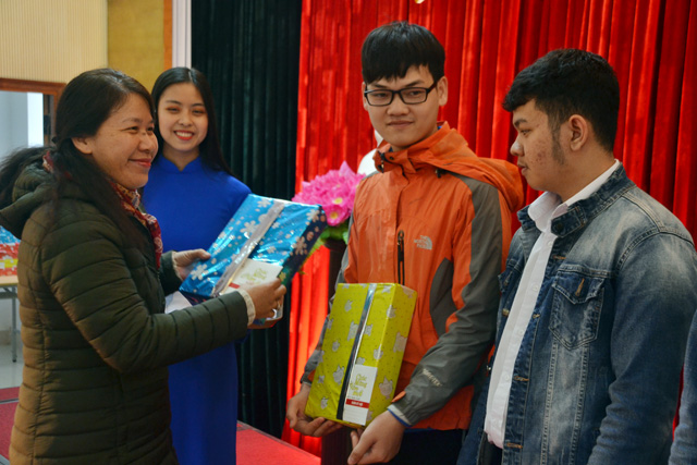 Trường cao đẳng Du lịch hỗ trợ sinh viên về quê ăn tết