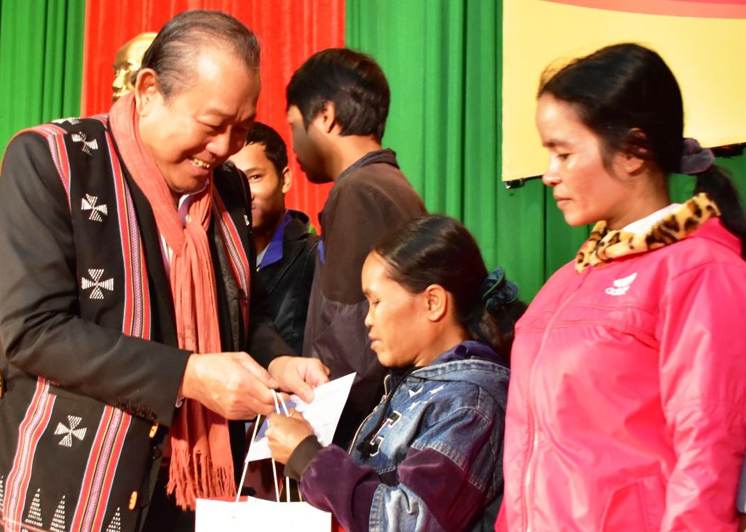 Standing Deputy Prime Minister, and Secretary of the Provincial Party Committee visit and present Tet gifts in A Luoi