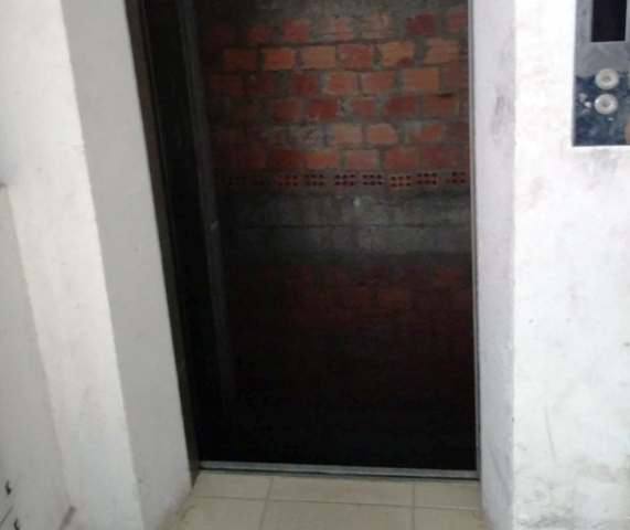 “Hú vía” vì thang máy hỏng