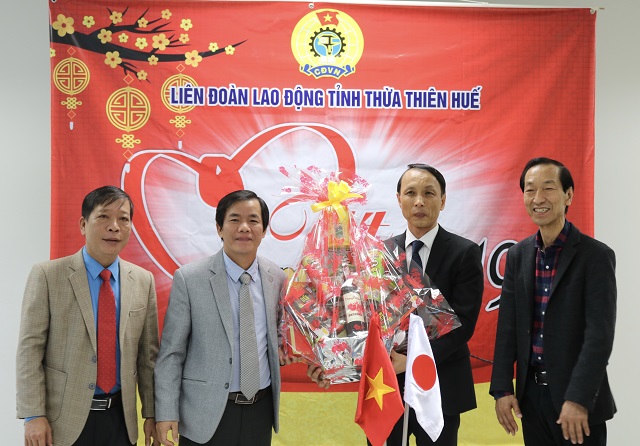 Phó Chủ tịch UBND tỉnh Nguyễn Văn Phương thăm và tặng quà người lao động tại Công ty TNHH MSV