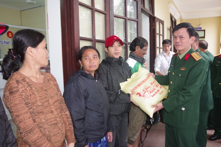 Bộ CHQS tỉnh tặng quà cho các gia đình khó khăn