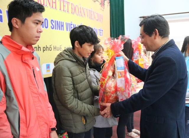 Trường đại học Kinh tế tặng vé xe Tết cho gần 150 sinh viên