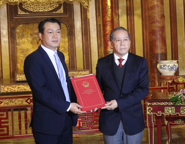 Trao Quyết định chủ trương đầu tư cho dự án sản xuất, lắp ráp ô tô đầu tiên và lớn nhất Thừa Thiên Huế