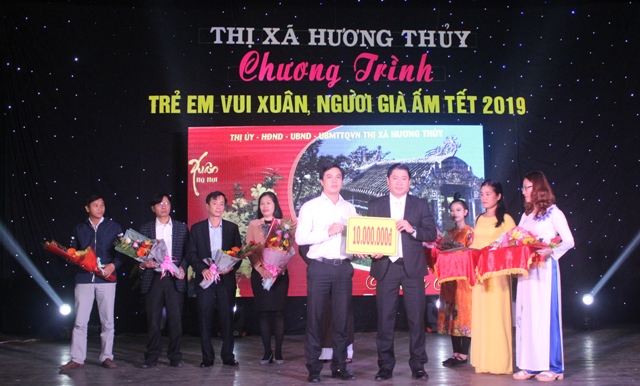 Hương Thủy chung tay chăm lo tết cho người nghèo