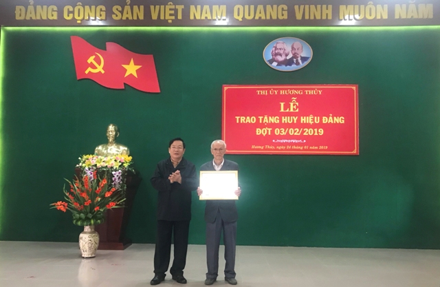 30 đảng viên Hương Thủy nhận Huy hiệu Đảng đợt 3 2