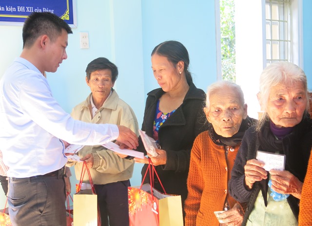 Tập đoàn Vingroup trao 1 000 suất quà tết cho người nghèo