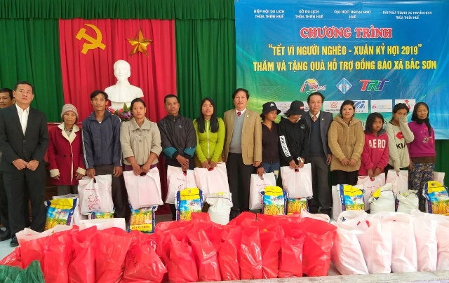 Tặng hơn 100 suất quà cho hộ nghèo và cận nghèo A Lưới