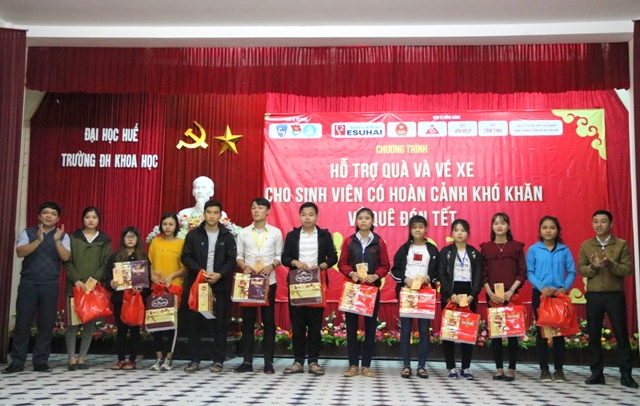 Hỗ trợ quà và vé xe cho 105 sinh viên Trường đại học Khoa học