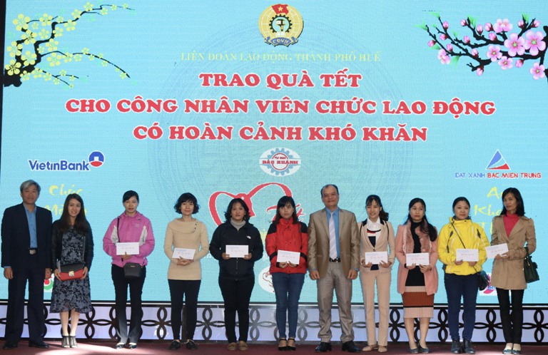 Trao hơn 130 suất quà cho đoàn viên có hoàn cảnh khó khăn dịp tết