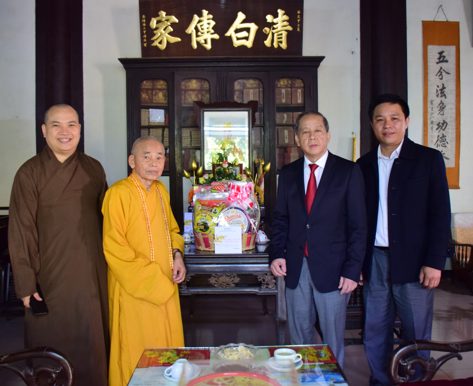 Chairman of the provincial People s Committee Phan Ngoc Tho sends New Year’s greeting to religious establishments