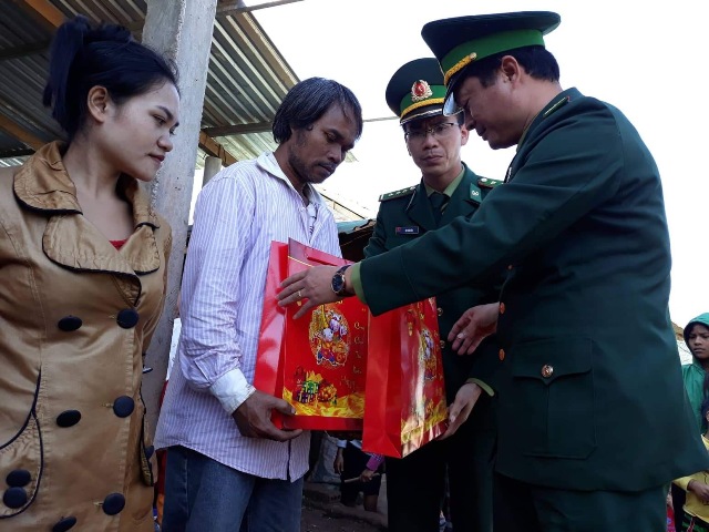 Lo tết cho người nghèo xã biên giới