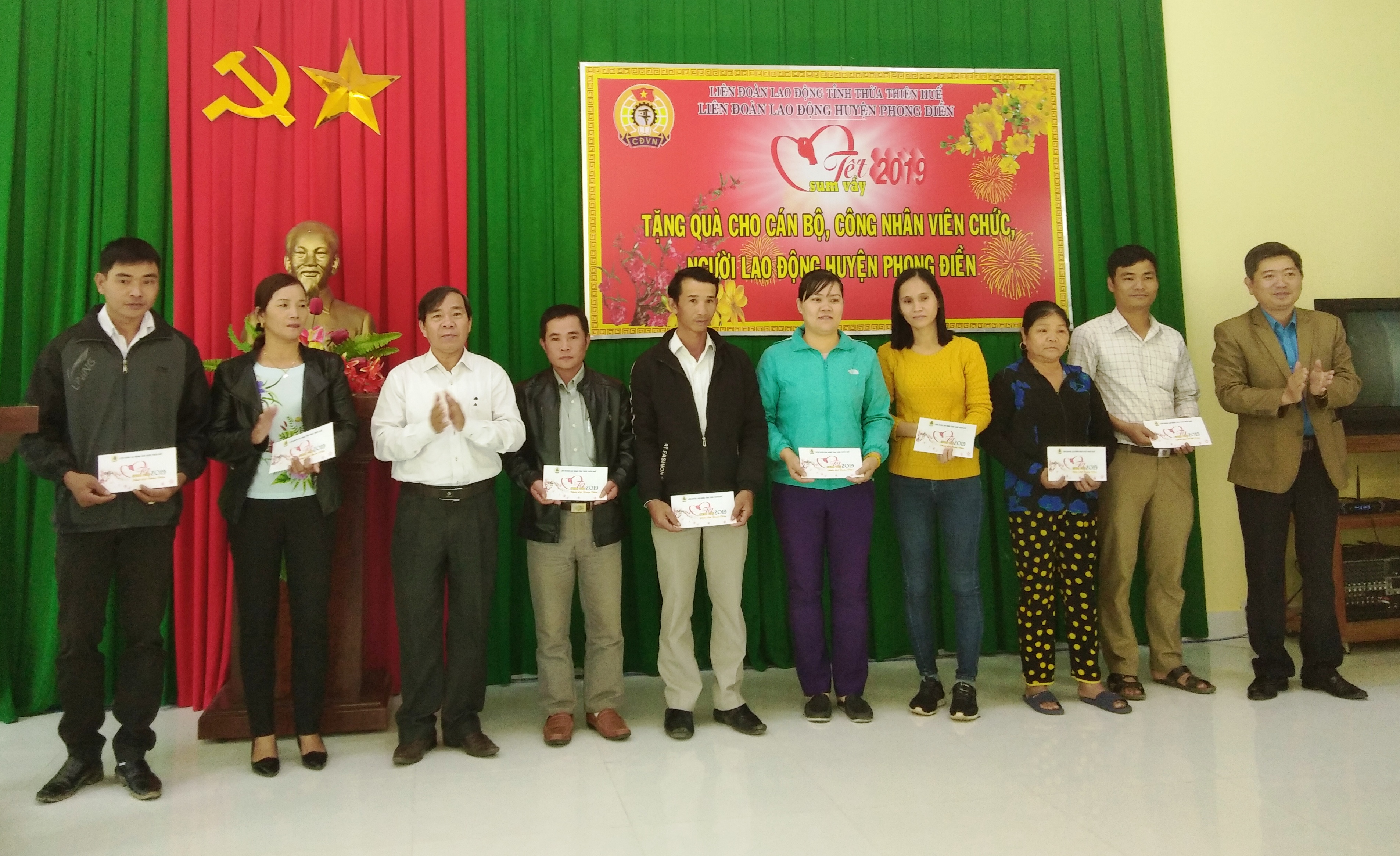 Trao hơn 110 suất quà cho đoàn viên công đoàn có hoàn cảnh khó khăn