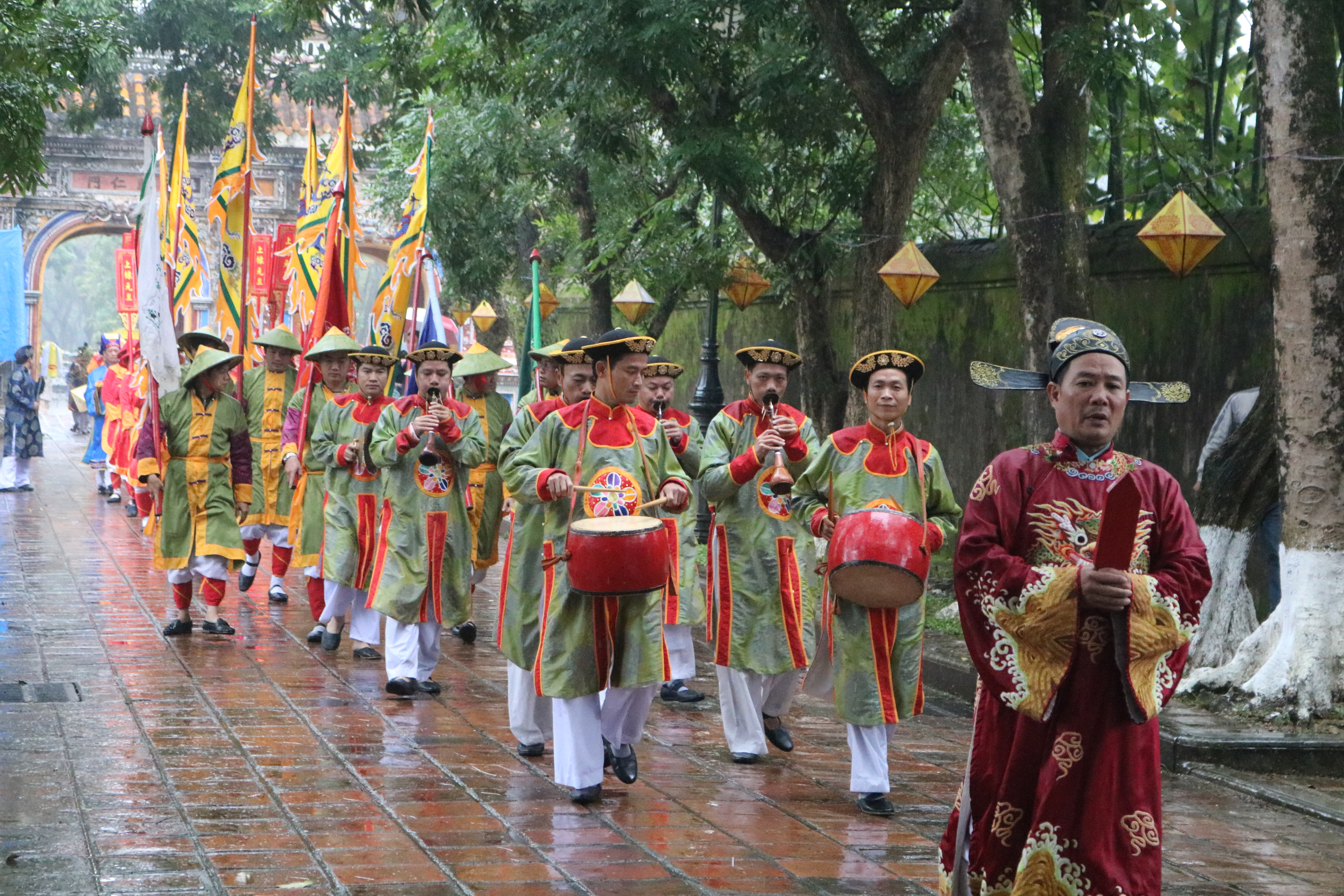 Dựng 3 cây nêu trong Hoàng cung