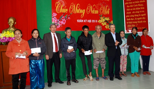 Bí thư Tỉnh ủy Lê Trường Lưu trao 50 suất quà tết cho các hộ khó khăn phường Vỹ Dạ