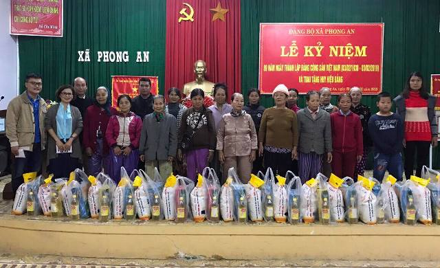 Trao 200 suất quà tết cho phụ nữ đơn thân và trẻ mồ côi