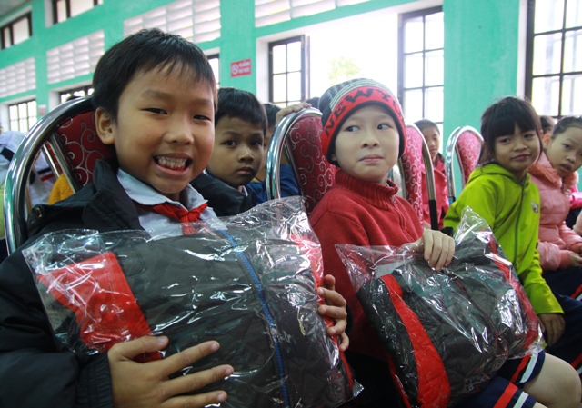 Trao 50 suất quà cho học sinh nghèo