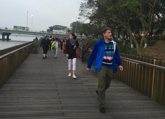 Các thanh đồng trên cầu đi bộ sông Hương sẽ trở về màu nguyên thủy theo thời gian