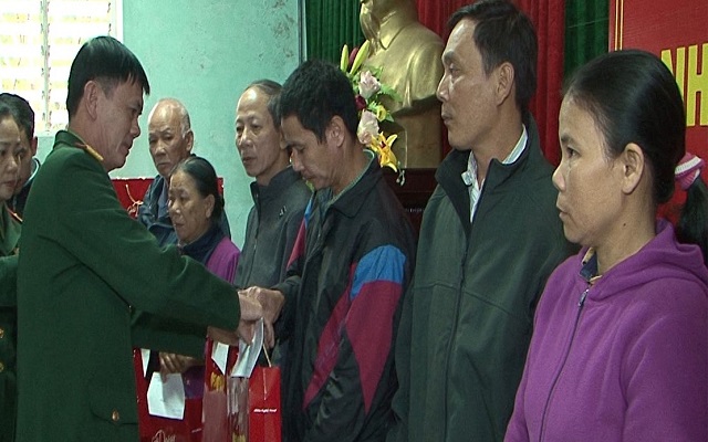 Bộ CHQS tỉnh tặng 80 suất quà tết cho gia đình nghèo