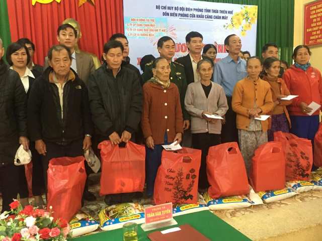 Tặng 35 suất quà cho các hộ nghèo ở xã Lộc Vĩnh