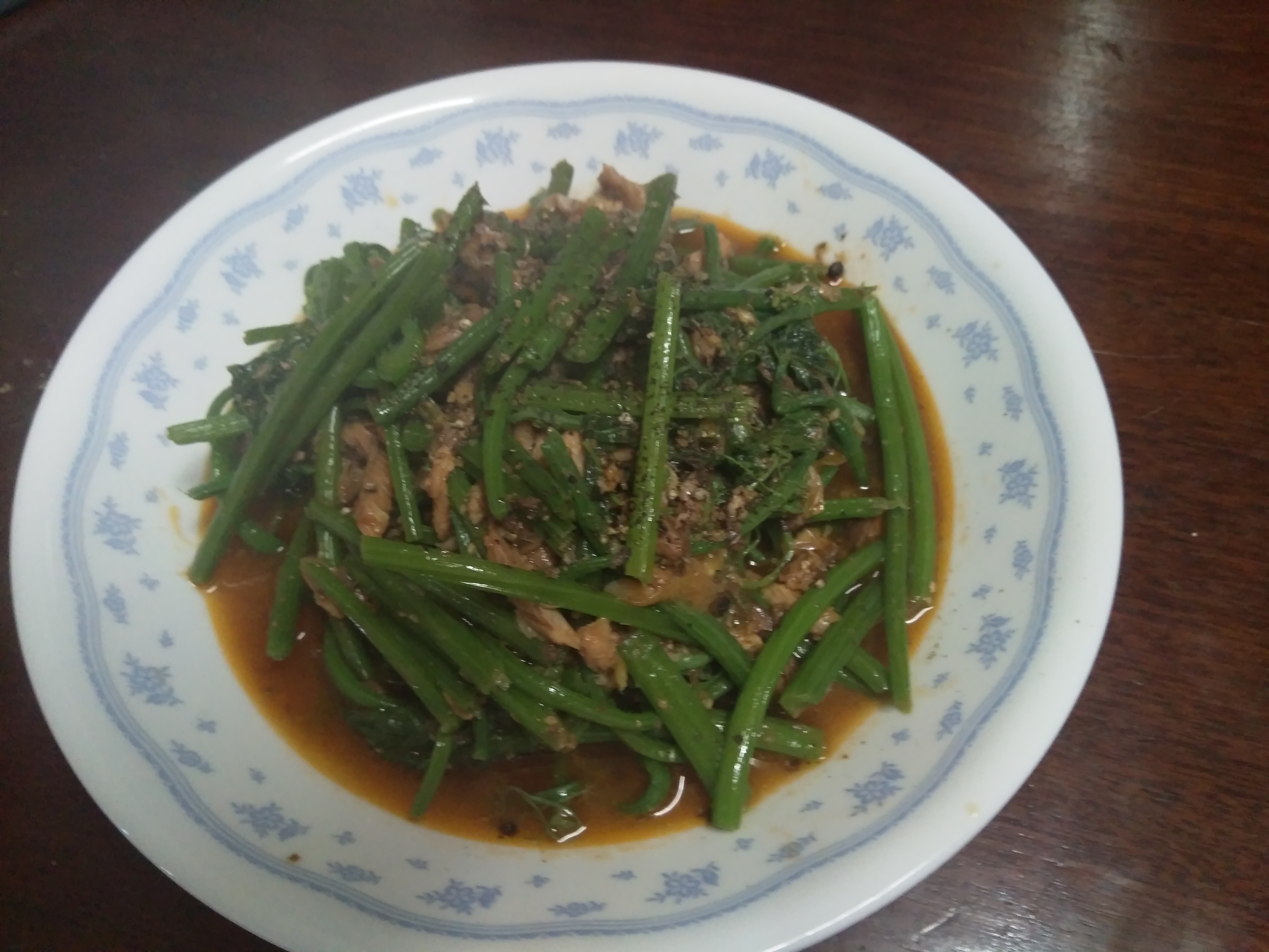 Ngọt ngào món đọt su xào cá hộp