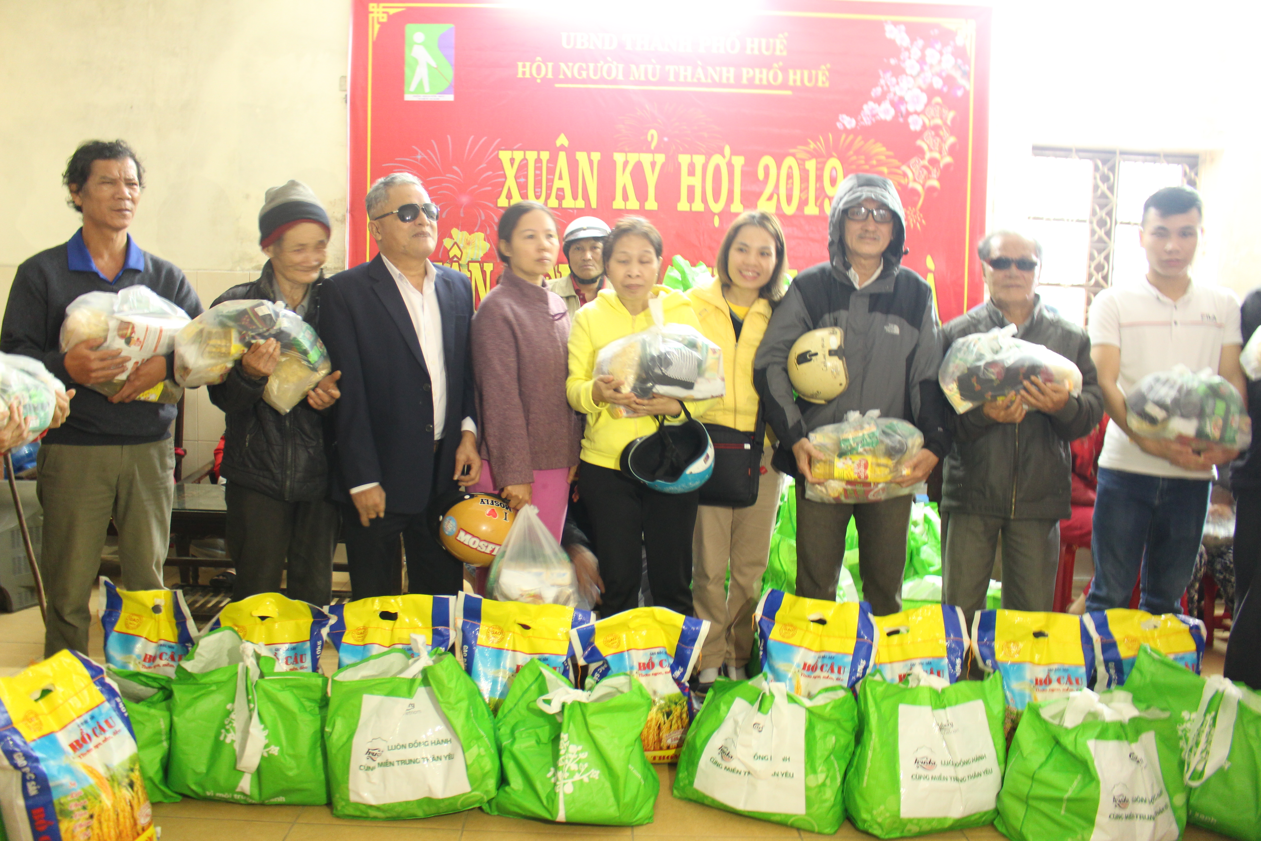 250 suất quà tết đến với hội viên người mù