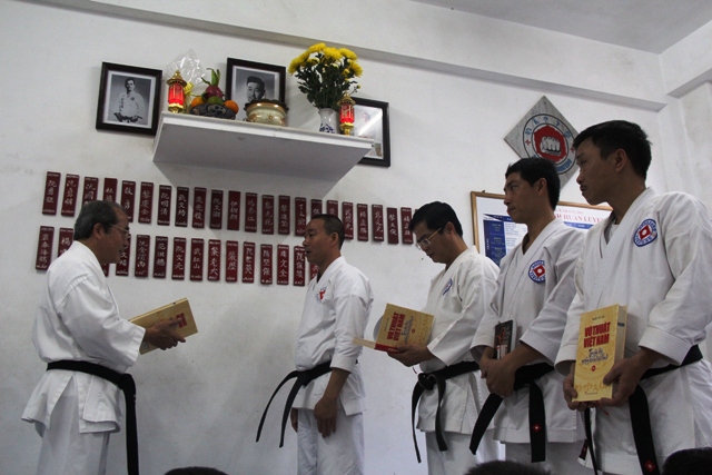 Võ đường Nghĩa Dũng mừng tuổi môn sinh bằng sách