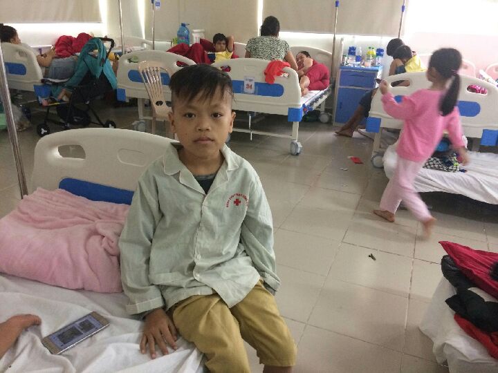 Hai mẹ con nghèo bị bệnh nặng