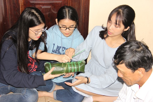 Học sinh Trường THPT Nguyễn Huệ “Cùng bạn vui tết”