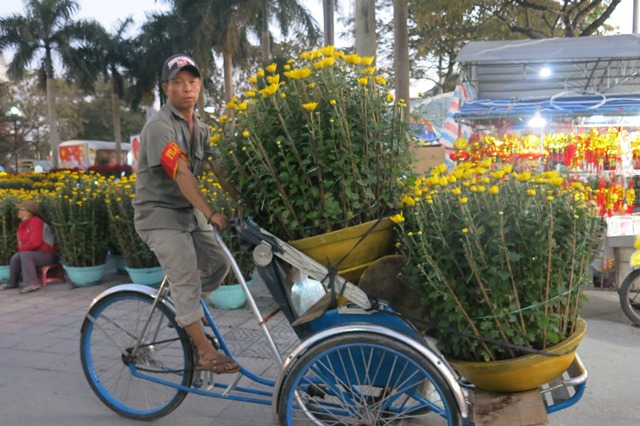 Tất bật mưu sinh ngày cuối năm