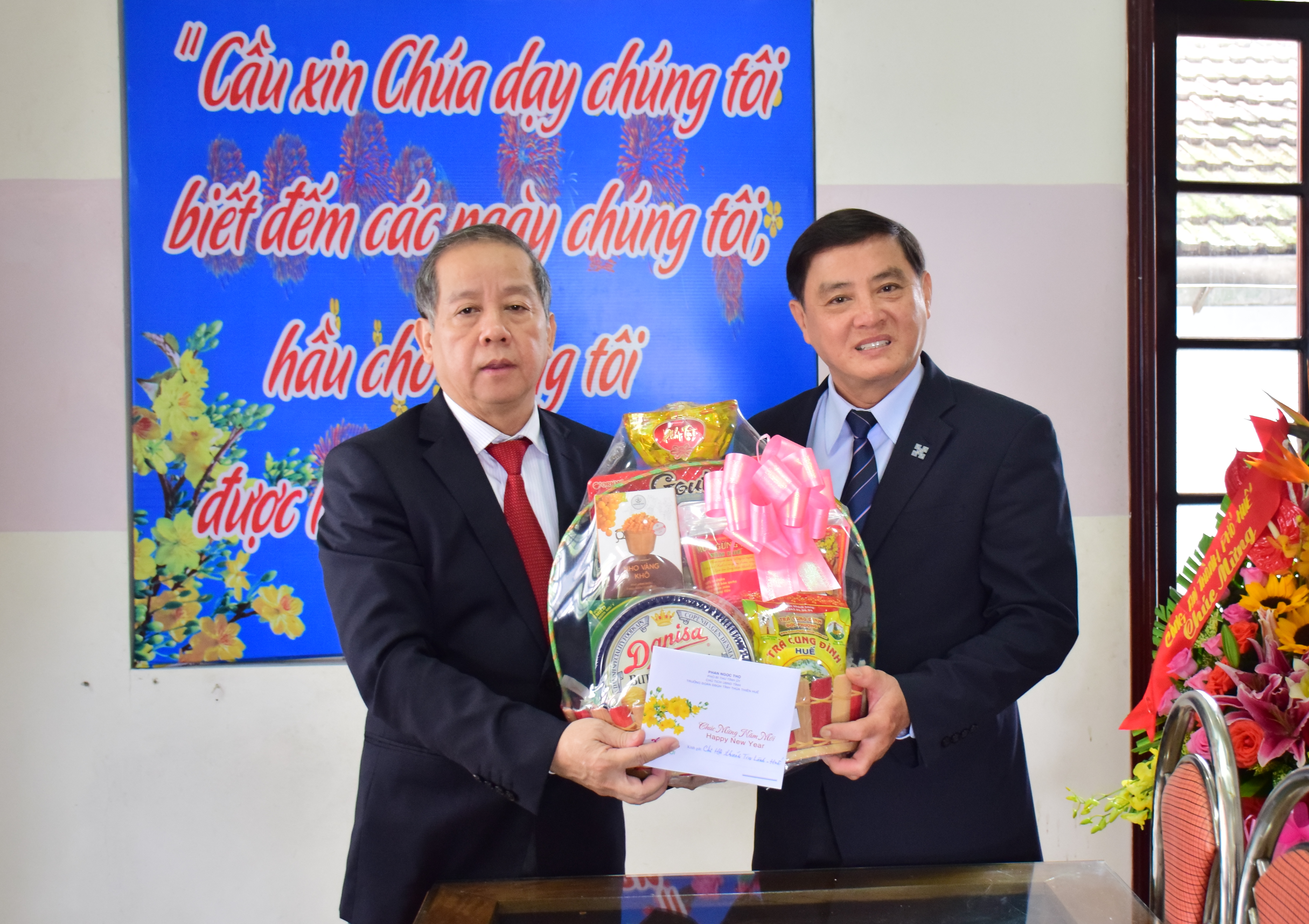 Chủ tịch UBND tỉnh Phan Ngọc Thọ thăm, chúc tết các cơ sở tôn giáo