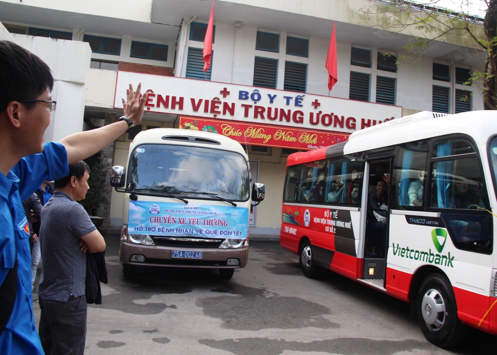 Chuyến xe nghĩa tình chở bệnh nhân về quê ăn tết
